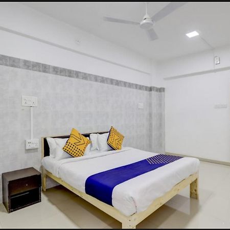 Hotel Nexus Сурат Екстериор снимка