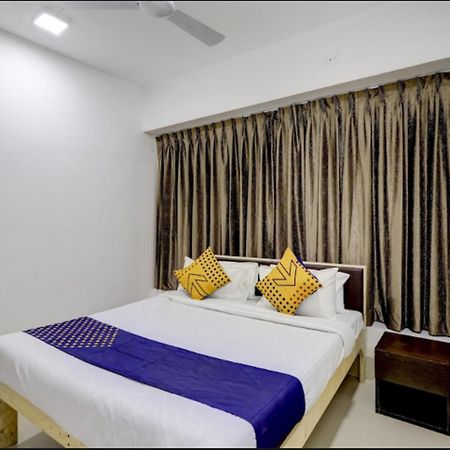 Hotel Nexus Сурат Екстериор снимка