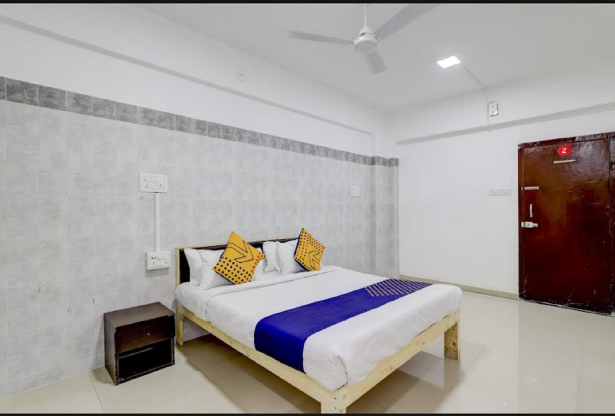 Hotel Nexus Сурат Екстериор снимка