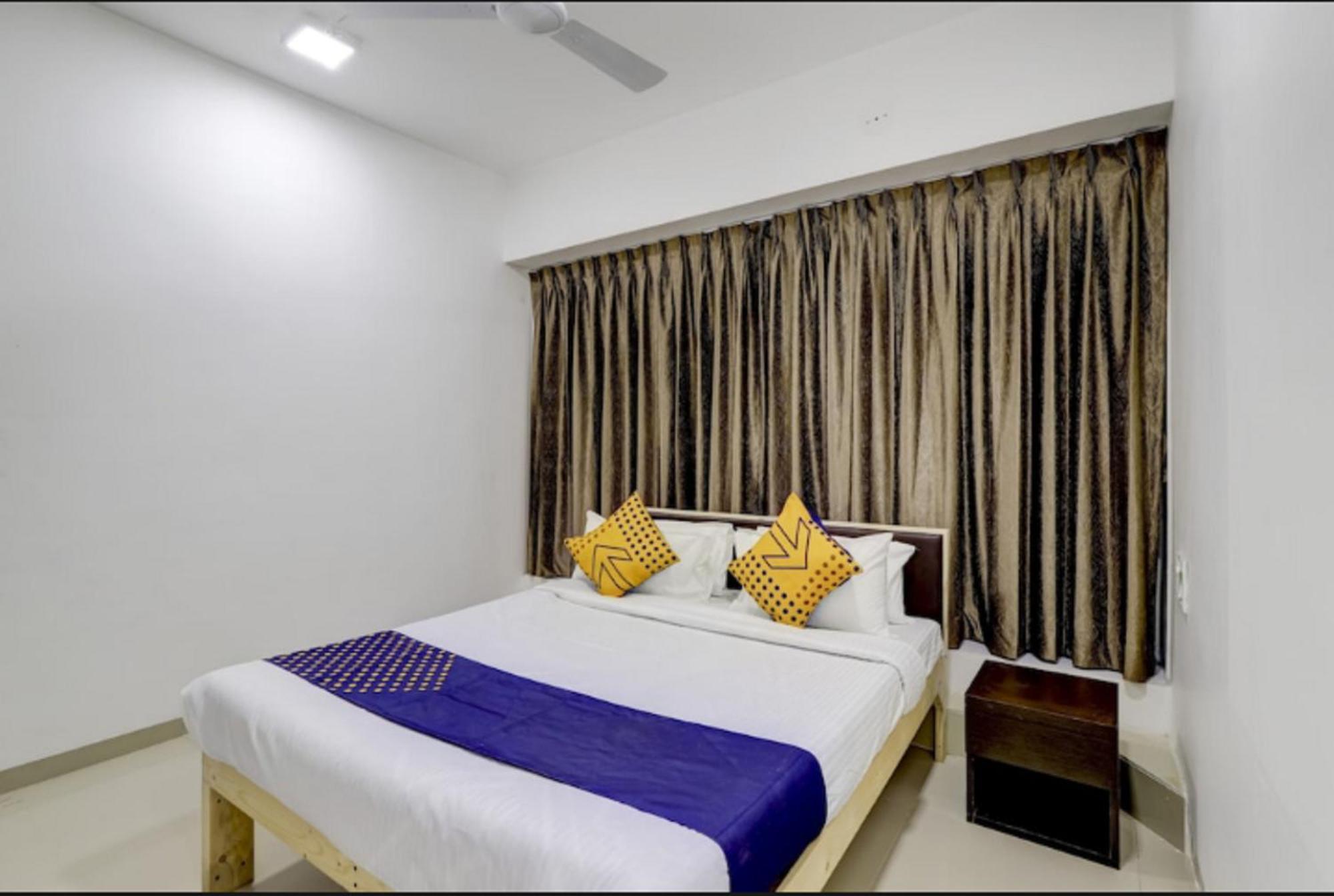 Hotel Nexus Сурат Екстериор снимка