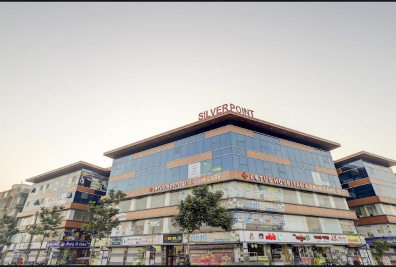 Hotel Nexus Сурат Екстериор снимка